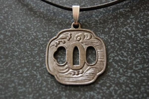 Japanischer Samurai Katana Tsuba Mode Halskette Anhänger Charm Unisex Metall Kostenloser Versand - Bild 1 von 6