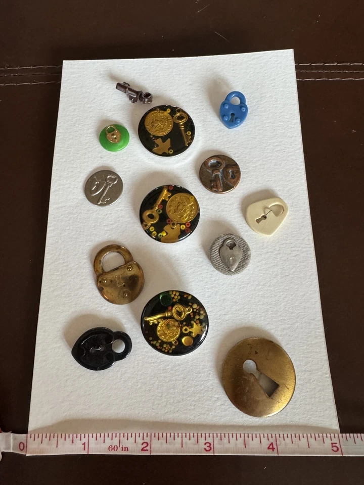 13 botones temáticos vintage, cerradura y llave colección. Foto 1 de 1