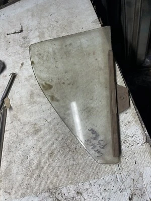 Chevrolet Corvair 1963, lado del pasajero, vidrio lateral trasero Foto 1 de 4