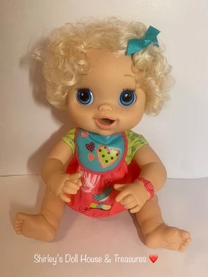Muñeca rubia Baby Alive Hasbro 2010 interactiva obras habla come risas bebidas Foto 1 de 4