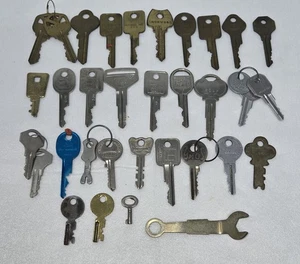 LOT OF 32 VINTAGE MIXED KEYS COLLECTION DOOR CAR CHEST KEYS VARIETY - Picture 1 of 5