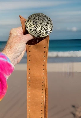 Cinturón ancho de cuero fósil tachonado redondo perforado hebilla de bronce talla mediana Foto 1 de 4