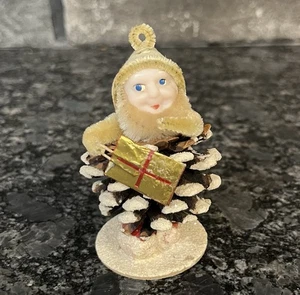 Vintage Putz Elfe Weihnachtsschmuck Gold Tannenzapfen Schnee Chenille Japan - Bild 1 von 7