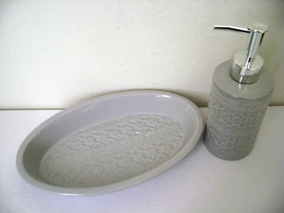 Juego de 2 piezas Raymond Waites, dispensador y jabonera grande, gris. Corazones y flores, nuevo con etiquetas Foto 1 de 4