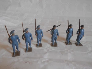 Vintage toy soldiers French WW1 troops with shouldered rifles and berets CGB SR - Picture 1 of 8