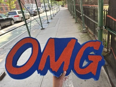 2024 José Iglesias OMG Espuma Dedo SGA New York Mets NY Oh My God Citi Field Foto 1 de 3