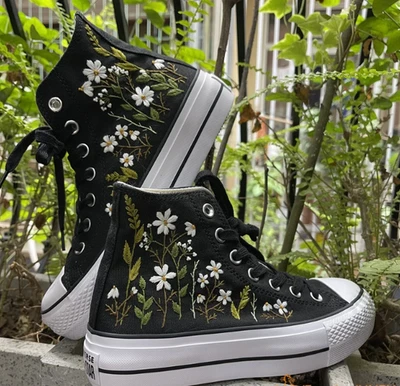Tops altos con plataforma Converse bordados personalizados: boda con flores de margarita - hechos a mano Foto 1 de 4