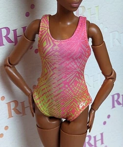 NUEVO Barbie LAURIE HERNANDEZ Rosa Hecho para Mover MUÑECA TRAJE DE BAÑO Body LEOTARDO GK - Imagen 1 de 8