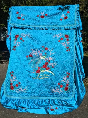 Colcha acolchada china de colección usada flores de pavo real satinadas bordadas completas Foto 1 de 4