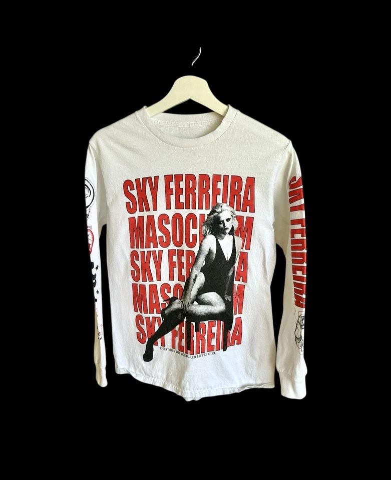 Camiseta Manga Larga Sky Ferreira Masoquismo Tour Talla Pequeña/Mediana Envejecida Años 2000’s Foto 1 de 4