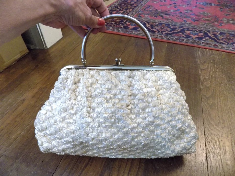 Vtg Handbag 1960s Ivory Woven Coated Straw Raffia Gold Frame Kiss Lock Vendi HTF - Image 1 of 4