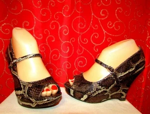 UNLISTED BUZZY SZ 7 BROWN PEEP TOE SNAKESKIN PRINT PLATFORM WEDGE HEELS/BUCKLE - Picture 1 of 9