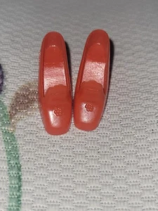 Vintage 60er Jahre MOD ERA Barbie Puppe rot Pilger Absatz Schuhe Löcher unten - Bild 1 von 2