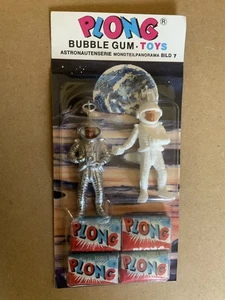 Vintage Plong Bubblegum Toys Sealed Pack Toy Astronauts - West Germany - Rare - Picture 1 of 5