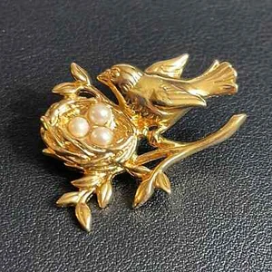 Vintage Bird & Nest Pin with Faux Pearl Eggs in Gold Tone - Picture 1 of 7