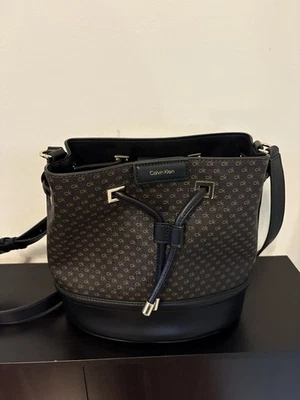 Bolsa tiracolo Calvin Klein preta/marrom balde de cinzas – Monograma de couro vegano nova com etiquetas - Imagem 1 de 4