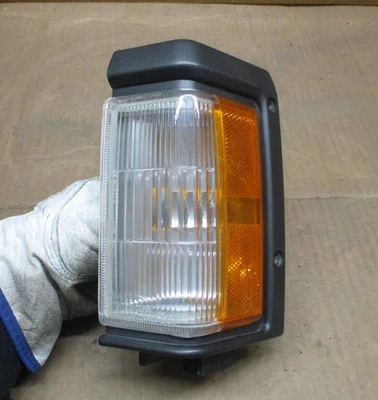 Lámpara de señal izquierda lado conductor Nissan Pathfinder 1993-1995 OEM-B611541G02 Foto 1 de 4