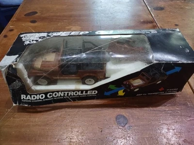 De colección Sears Control Remoto Jeep CJ Renegade Marrón Probado Funciona Escala 1:24 Foto 1 de 4