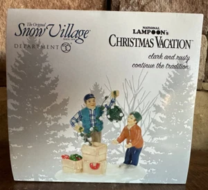 Accesorio Department 56 Snow Village vacaciones de Navidad Clark and Rusty Village - Imagen 1 de 7