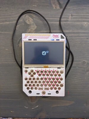 Computadora portátil NextThing con chip de bolsillo - ligeramente usada, en caja, con estuche Foto 1 de 4