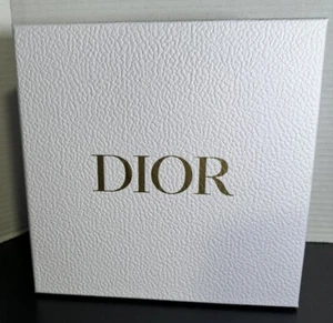 CHRISTIAN DIOR CONFEZIONE REGALO VUOTA NUOVA 8x8x3,5 BIANCA - Foto 1 di 6
