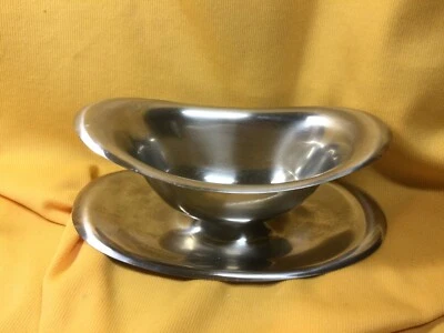 Reed & Barton Stainless Gravy Boat w/Attached Underplate -5 x 9" - Image 1 of 2