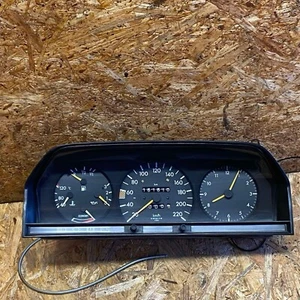 Panel de instrumentos Mercedes-Benz W201 M102 2015420011 odómetro 161 k KM - Imagen 1 de 14