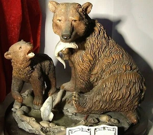 THE JULIANA COLLECTION BÄREN FANGEN FISCHE KUNSTHARZ FIGUR HOLZSOCKEL - Bild 1 von 11