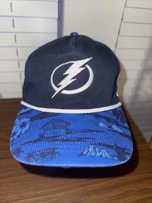 Sombrero de enganche floral tropical oscuro Tampa Bay Lightning '47 Foto 1 de 4