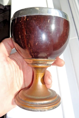 TAZA DE COCO MONTADA EN PLACA DE PLATA MACIZA GEORGIANA DEL SIGLO XVIII Foto 1 de 4