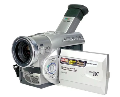 PANASONIC NV-DS27 CAMCORDER , 2 batteries, 1 Charger, 1 Blank tape, remote &case - Image 1 of 4