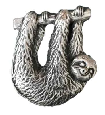 Sloth Brooch Handcrafted From English Pewter (BR1623) — 第 1/2 张图片