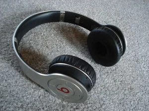LikeNew Beats by Dr. Dre Solo HD Headband Wireless Headphones - Silver - Picture 1 of 1