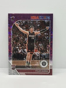 2019-20 Hoops Premium Stock #210 Tyler Herro Prizms viola discoteca - Foto 1 di 2