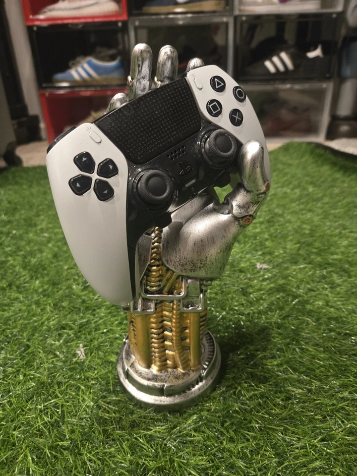 Robot Hand Controller Mount Holder for Xbox One/PS4/PS5 - Image 1 of 4