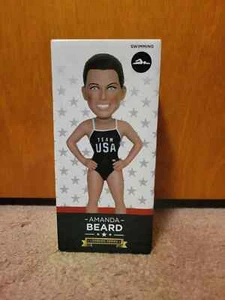 Equipo Olímpico de Natación EE. UU. Medallista de Oro Amanda Barba Coca Cola Talla Única Nuevo en Caja - Imagen 1 de 3