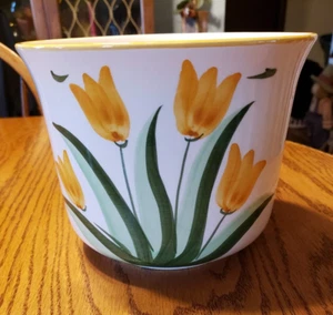 MACETA CERÁMICA VINTAGE BLANCA CON TULIPANES AMARILLOS - 6"" ALTO 7 1/2"" DIÁMETRO - Imagen 1 de 6