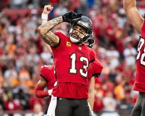 Mike Evans Gestures after a Catch Tampa Bay Buccaneers 8x10 NFL Football Photo - Picture 1 of 1