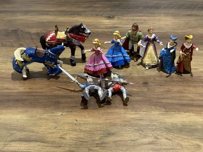 Papo Figure Bundle Royal Collection King/Queen/Horses/Knights/Maidens/Princesses - Image 1 of 4