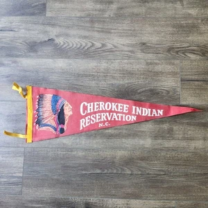 Pennant vintage in feltro ricordo Cherokee riserva indiana Carolina del Nord 27x9" - Foto 1 di 9