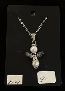 Really cute butterfly pearl pendant on 20 inch curb chain - Picture 1 of 2