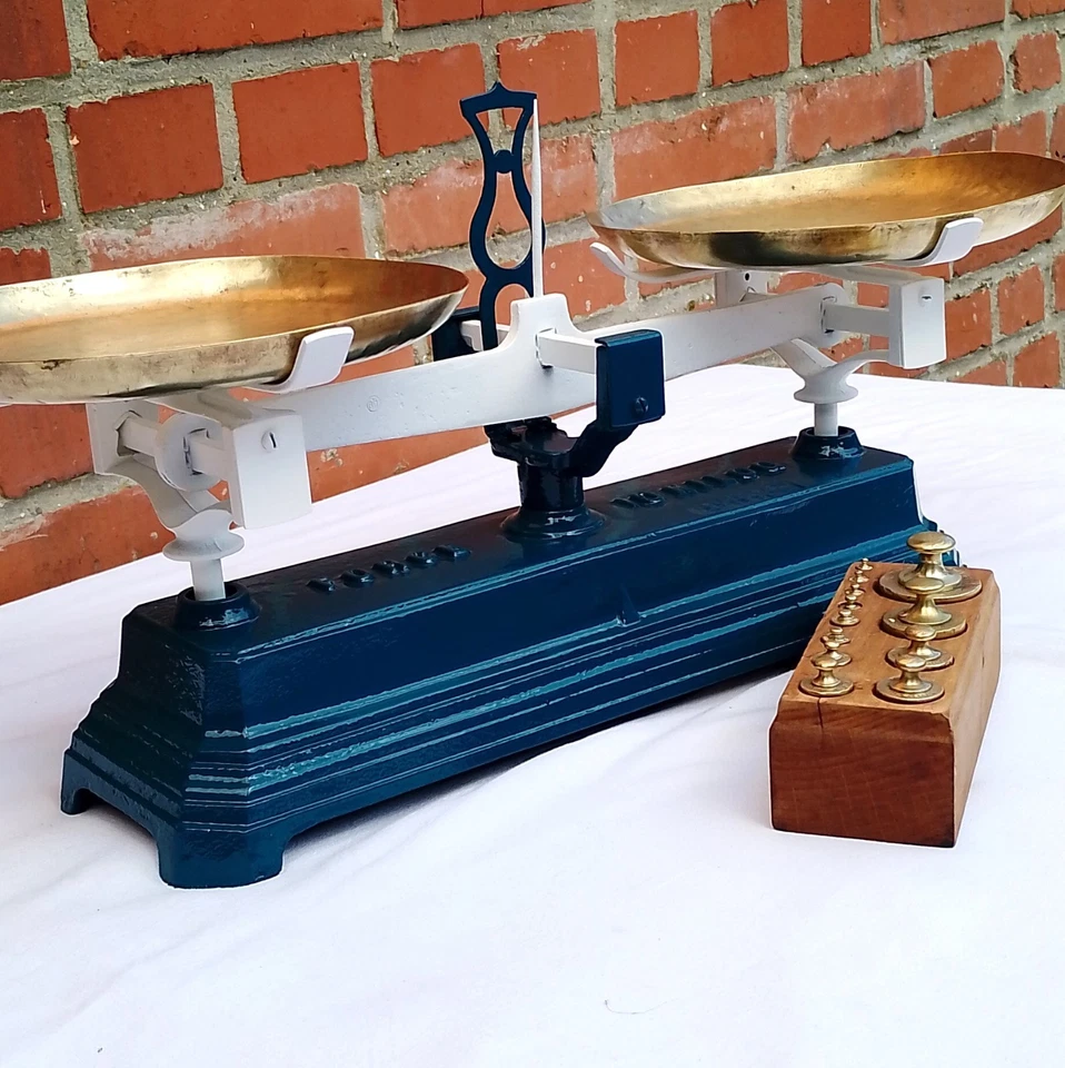 Balance ancienne type Roberval Force 10 kg avec sa boite de 12 poids - Photo 1/4
