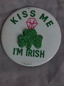 Vintage St Patrick's Day / Irish Themed Metal Pin Kiss Me I'm IRISH - Hong Kong - Picture 1 of 5