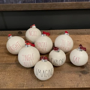 Varios adornos navideños de cerámica RAE DUNN de 5" o 6,5" de diámetro rojo crema negro - Imagen 1 de 10