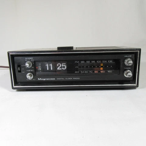 Vintage MAGNAVOX 1R1733 FLIP CLOCK AM/FM Radio & Alarm Radio Lighted Dials Works Cover