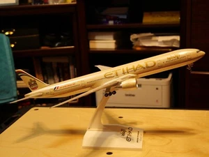 Skymarks (Risesoon) Etihad 777-300ER "Abu Dhabi Grand Prix) 1/200 Model w/gears - Picture 1 of 5
