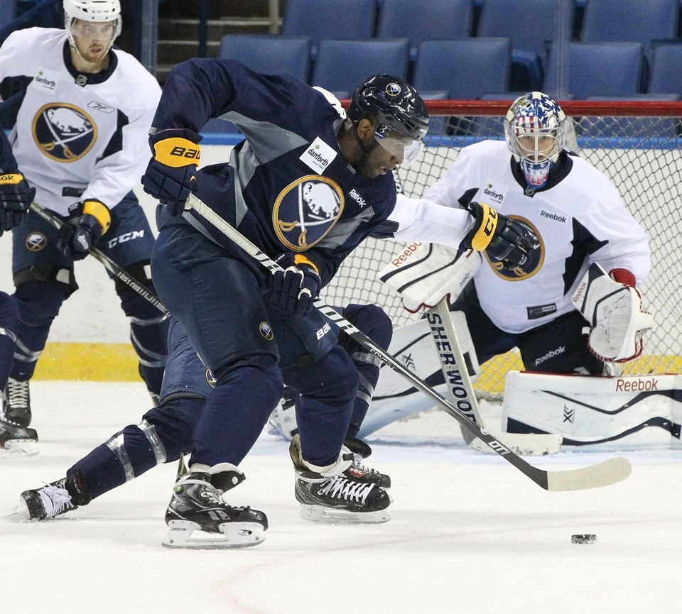 JORDAN SAMUELS-THOMAS 8X10 PHOTO HOCKEY BUFFALO SABRES PICTURE NHL - Image 1 of 1