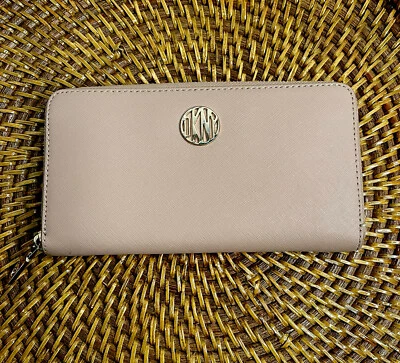 Cartera con logotipo DKNY monograma cremallera alrededor tarjeta de crédito cremallera alrededor Foto 1 de 4