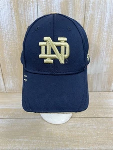 Adidas Univ. Gorra de fútbol de Notre Dame talla S/M ajustada Clima-Lite FITMAX70 - Imagen 1 de 9