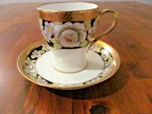 NORITAKE DEMITASSE TAZA Y PLATILLO BANDA INCRUSTADA DORADA FLORES BLANCAS SOBRE NEGRO - Imagen 1 de 8